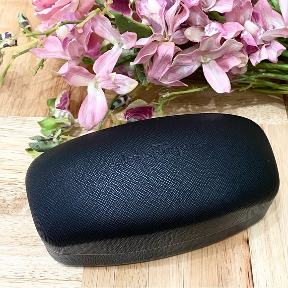 Salvatore Ferragamo Black Textured Oversized Sunglass Hard Case with Wipe Cloth - Picture 2 of 11